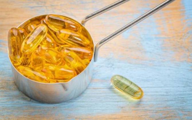 Phụ nữ dùng vitamin E để làm đẹp, nên uống trước khi đi ngủ hay dùng để lau mặt sẽ tốt hơn?