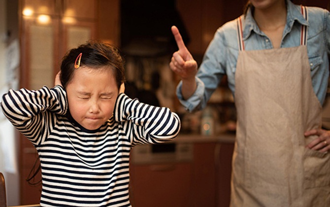 Nếu không muốn con cái sa ngã vào con đường xấu, cha mẹ cần từ bỏ 2 thói quen này