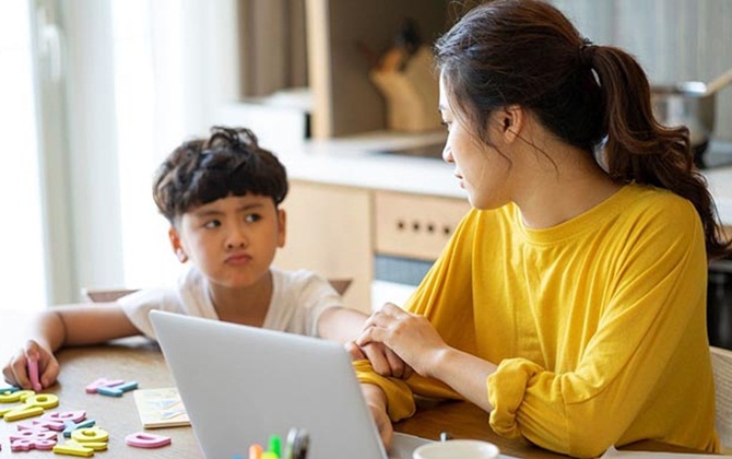 Làm thay con, cha mẹ cứ tưởng là tốt nhưng vô tình khiến trẻ thua ngay từ vạch xuất phát
