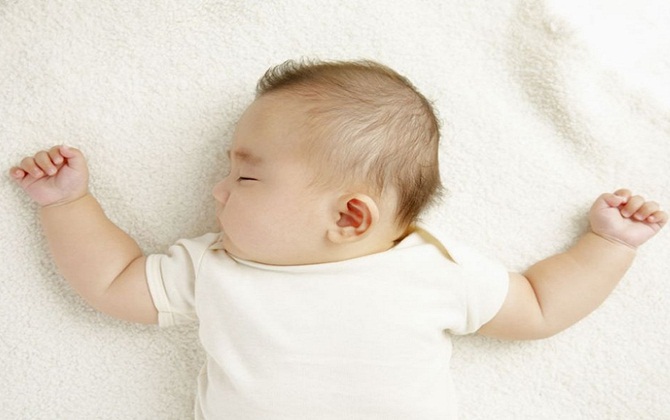 Trẻ sơ sinh bị bẹp đầu, làm cách nào để hạn chế tình trạng này