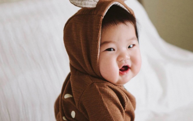 Mấy tháng tuổi trẻ có thể nhận ra tên mình? Dấu hiệu cha mẹ cần cho con đi khám sớm