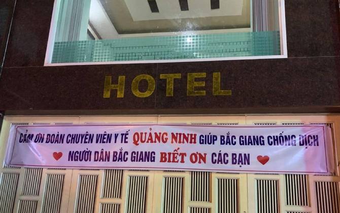 Đến Bắc Giang chống dịch, bác sĩ Quảng Ninh bất ngờ với tấm băng rôn dễ thương ở cửa khách sạn... mọi mệt mỏi đều tan biến