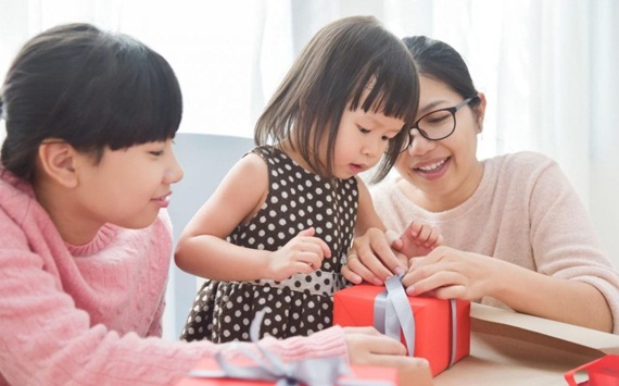 Bí quyết giúp trẻ làm quen với việc có em