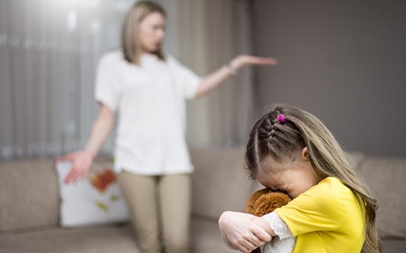 Cha mẹ đừng để lời nói trở thành mũi tên vô hình làm tổn thương trẻ