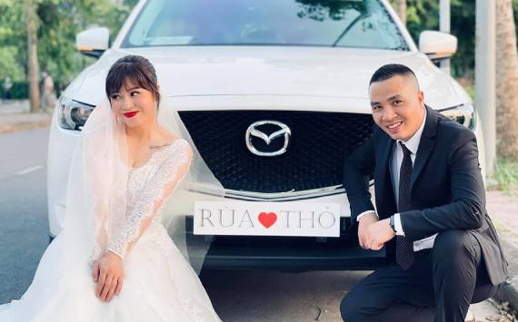 Netizen soi chi tiết 'sặc mùi tiền' trong ảnh cưới MC Hoàng Linh với chồng