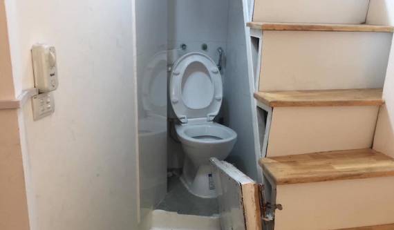 Xuất hiện căn nhà mỏng đến 'ngộp thở', 'vã mồ hôi' khi nhìn chi tiết ở toilet và cầu thang