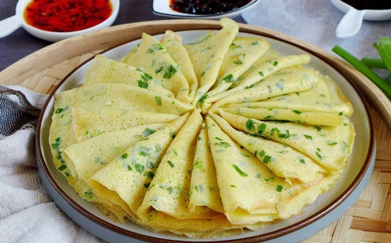 Chỉ với nguyên liệu đơn giản đã có thể làm món bánh crepe trứng hành cực ngon, bạn đã biết chưa?