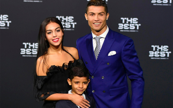 Chuyện tình của Cristiano Ronaldo - người lập kỷ lục chưa từng có trong lịch sử Euro: Biến cô gái bán hàng thành nàng Lọ Lem và nghi án 'hiếp dâm' gây chấn động