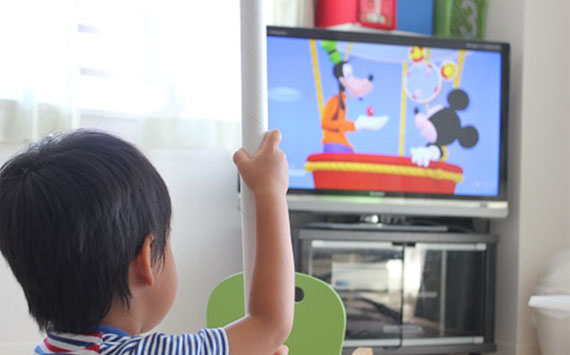 Bố mẹ làm được 3 điều này, bé ngoan ngoãn tắt TV, không hề mè nheo, khóc lóc