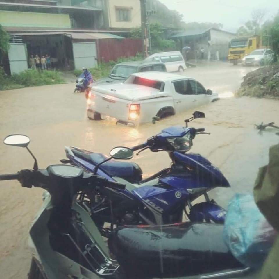 Mưa lớn sau nắng nóng, ô tô, xe máy 'chìm nghỉm' trong biển nước ở Lào Cai