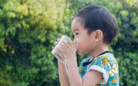 Mùa hè nóng bức, phải chăng cho trẻ uống càng nhiều nước càng tốt?