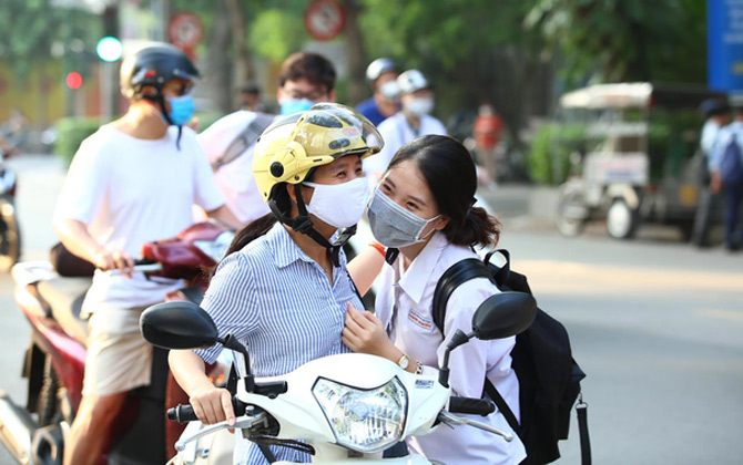Xúc động những cái ôm vội trọn niềm tin và tình thương của phụ huynh dành cho con trước cổng trường vào ngày đầu thi THPT Quốc gia