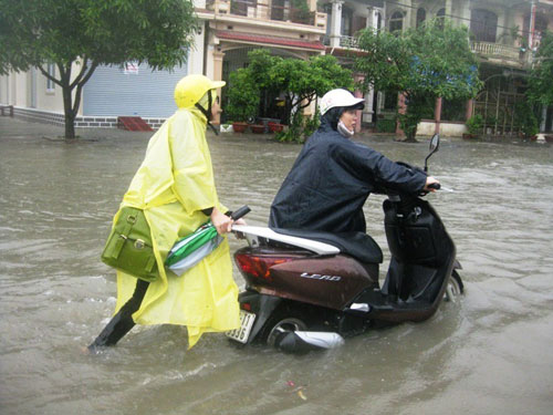 Xe máy bị ngập nước khi gặp mưa chiều, những điều phải 'nằm lòng' để không làm 'tổn thọ' các phụ tùng bên trong