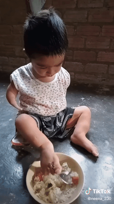 Em bé tật nguyền thành thục xúc cơm bằng chân khiến triệu người xúc động