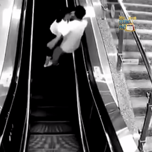 Cố hôn nhau trên thang máy, cặp đôi nhận cái kết đau đớn không ngờ