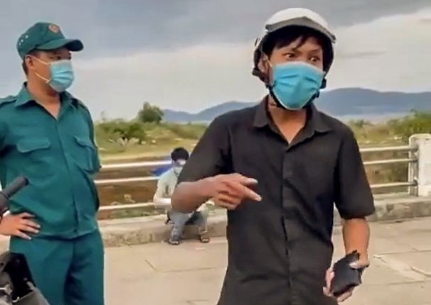 Trang Thông tin Chính Phủ đề nghị doanh nghiệp bố trí công việc cho anh Trần Văn Em - thanh niên bị phạt khi đi mua bánh mì