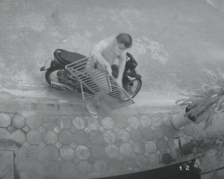 Hành động xấu hổ của người đàn ông đi xe máy, trộm thứ không ai nghĩ sẽ bị mất cắp bên đường