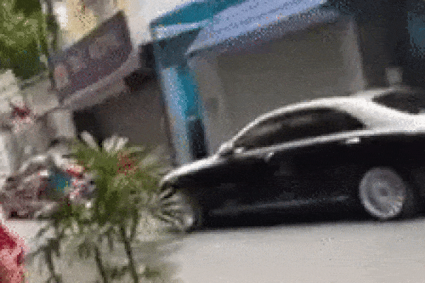 Đánh ghen ở Hà Nội: Vợ không ngừng quát tiểu tam, lấy gạch đập nát kính xe tiền tỷ của chồng