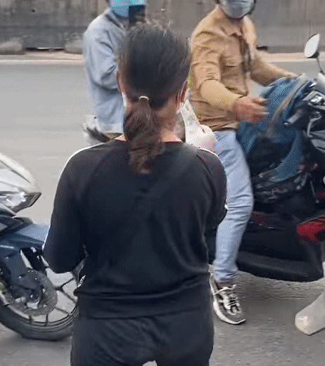 Xôn xao hình ảnh người phụ nữ đi dép lê, cầm xấp tiền phát cho bà con đi xe máy về quê, CĐM khen 'ý nghĩa và thiết thực'