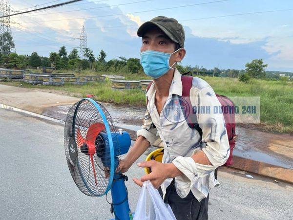 Người đàn ông gầy nhom vác quạt đi bộ về quê: Thất nghiệp 2 tháng, muốn gặp vợ con, dọc đường ai cho gì ăn nấy