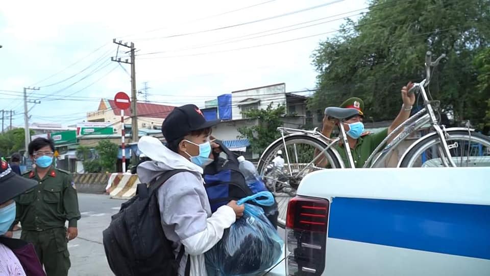 Chồng chở vợ bầu đi xe đạp ròng rã 2 ngày để về quê và cái kết bất ngờ khiến ai cũng 'ấm lòng'