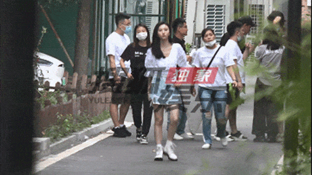 Loạt ảnh chụp của 'team qua đường' hé lộ nhan sắc thực sự của 'mỹ nữ đẹp nhất Bắc Kinh' Cảnh Điềm