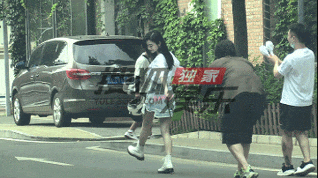 Loạt ảnh chụp của 'team qua đường' hé lộ nhan sắc thực sự của 'mỹ nữ đẹp nhất Bắc Kinh' Cảnh Điềm