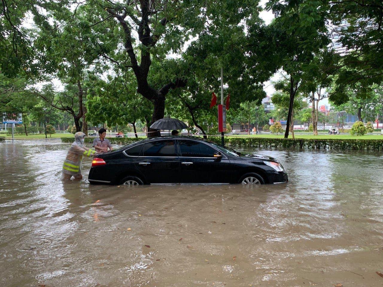 Hải Phòng mưa lớn, đường phố ngập, ô tô 'bì bõm và nhiều xe chết máy trong nước