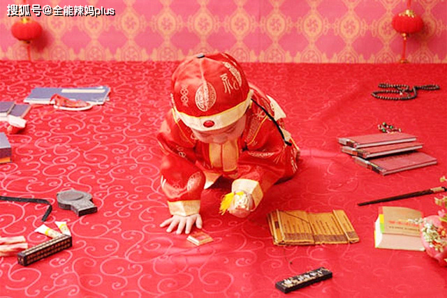 Cho con trai bốc đồ chọn nghề ngày thôi nôi, đứa bé lấy một thứ không ai ngờ đến, cả nhà tá hỏa giật ra ngay vì lý do này