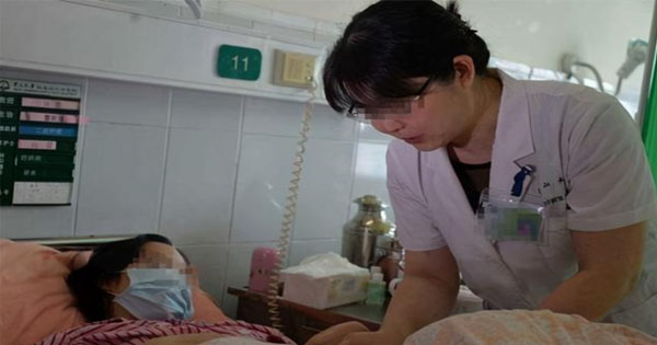 Người phụ nữ 48 tuổi sinh 1 bé trai, y tá sốc rụng rời khi nhìn thấy bố đứa trẻ