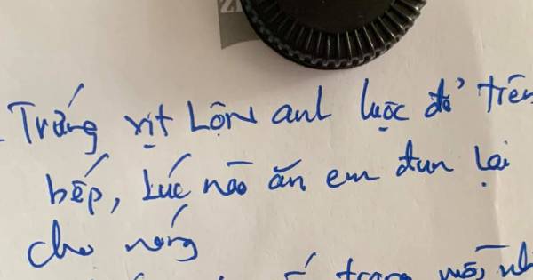 Vợ tiêm vắc xin về, ông chồng nấu nướng xong còn dán hẳn tờ giấy dặn dò trên tủ lạnh, đọc xong hội chị em 'ghen tỵ' vô cùng
