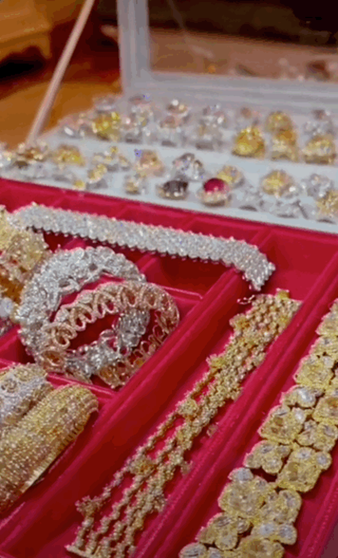 Nữ đại gia Phương Hằng khoe cận cảnh mâm kim cương của con gái 15 tuổi, tiết lộ loại 5-10 carat không thèm đeo