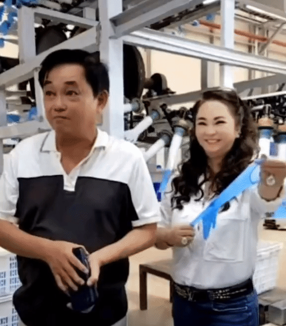 Hành động lạ của nữ đại gia Phương Hằng khi đi thăm nhà máy gang tay, CĐM bật cười: 'Bảo sao mà trẻ lâu'