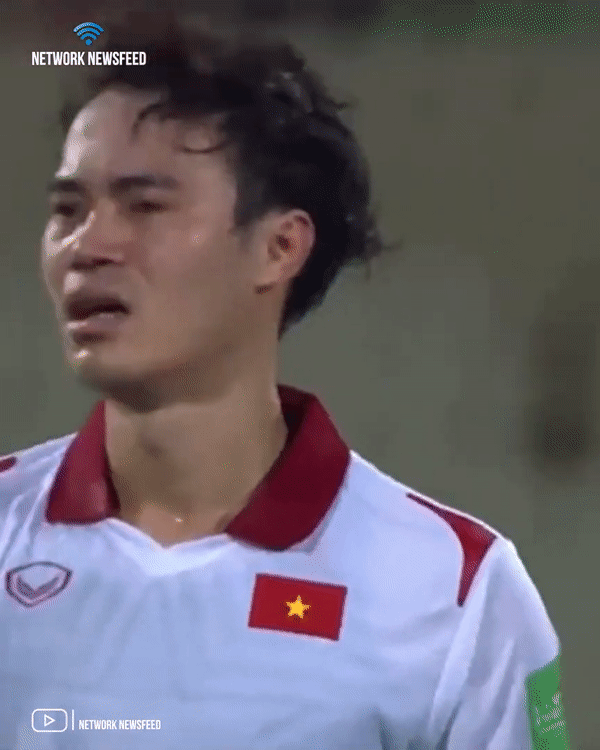 Thua tuyển Trung Quốc ở những giây cuối, nhiều cầu thủ Việt Nam rơi nước mắt, tiếc nuối khi hết trận, CĐM thay nhau động viên