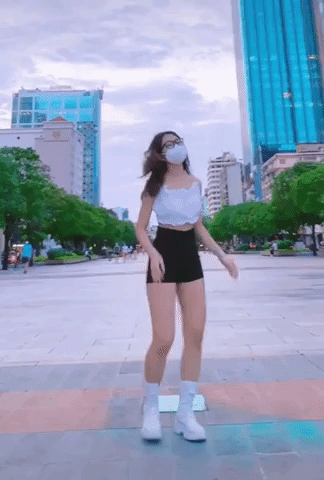 Cô gái mặc đồ 'mát mẻ', đứng nhún nhảy giữ phố đi bộ Nguyễn Huệ, dân mạng ngán ngẩm