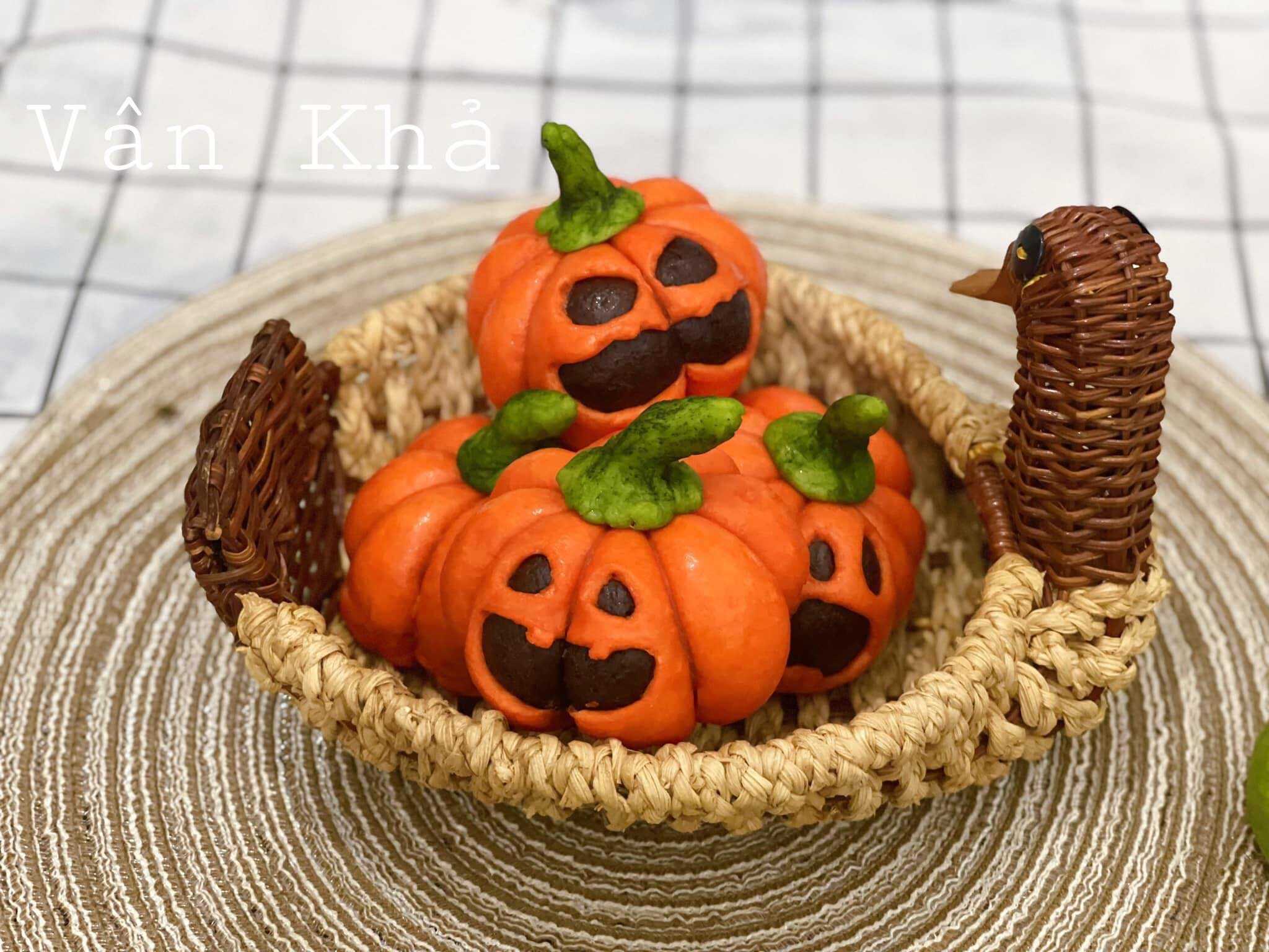 Mẹ đảm 9X Bình Thuận trổ tài làm bánh bao bí đỏ hấp dẫn cho bé ngày Halloween