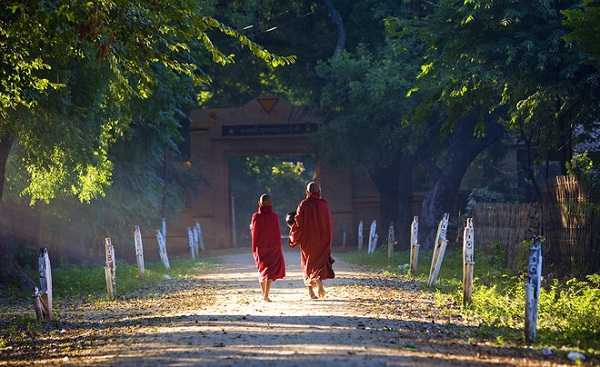 Tu trăm năm mới đi chung thuyền, tu ngàn năm mới chung chăn gối