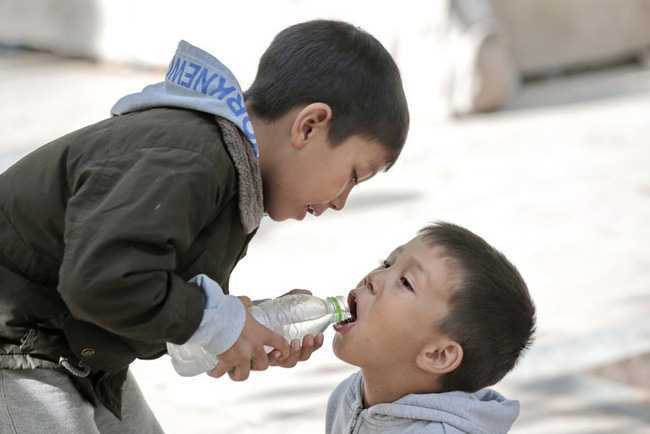 'Con lớn phải có trách nhiệm chăm cho các em!' - Đằng sau là sự vô trách nhiệm của người làm cha mẹ?