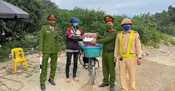 Đạp xe 2.000km từ An Giang đến Tuyên Quang... tìm việc làm, nam thanh niên nhận được điều bất ngờ

