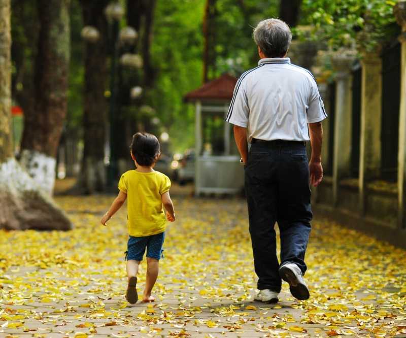 Câu chuyện về ông và cháu: Sự hồn nhiên của trẻ làm thức tỉnh những người lớn vô tâm