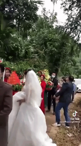 Đám cưới lạ chưa từng thấy: Cô dâu cùng dàn nữ bê tráp mang sính lễ đến nhà trai rước chú rể về dinh, CĐM thích thú