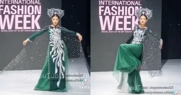 Trang Trần tái xuất sàn runway, suýt trượt ngã sấp mặt vì giày vướng vạt áo choàng