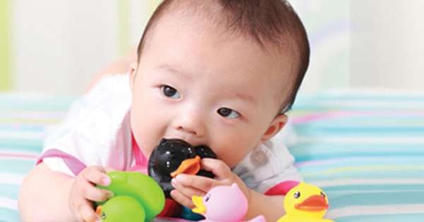 Trẻ hay ăn đồ lạ có thể do tâm lý, mẹ nên biết nguyên nhân để khắc phục