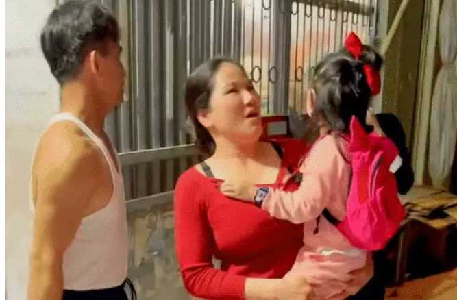 Mẹ trẻ đưa con về ăn Tết nhưng giấu mọi người trong nhà, thái độ của bà ngoại khiến tất cả rơi nước mắt