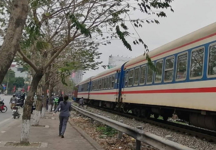 Hai mẹ con nghi nhảy vào tàu hoả tự tử trong sáng mùng 4 Tết
