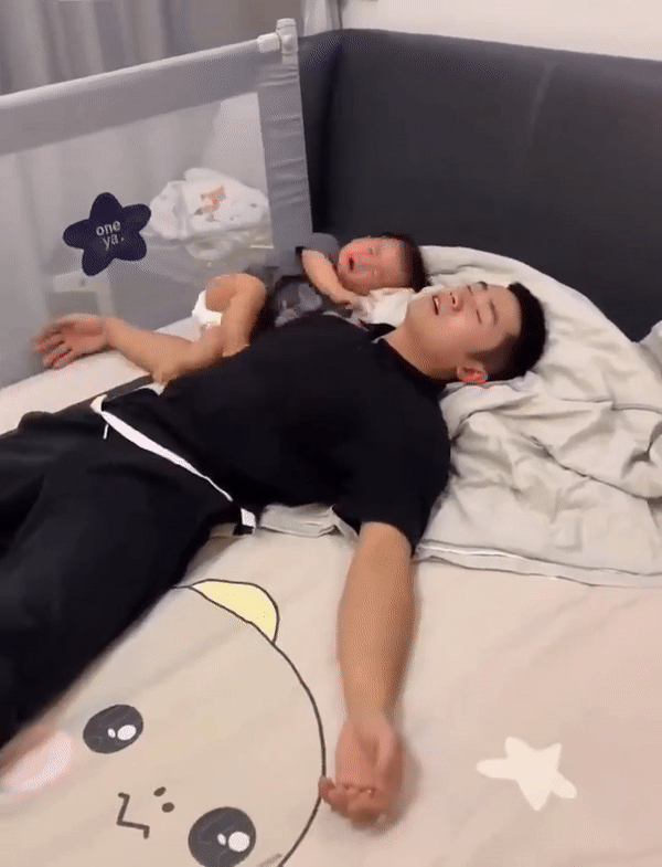 Nhìn cách ông bố đặt con ngủ mà hồi hộp như xem phim hành động