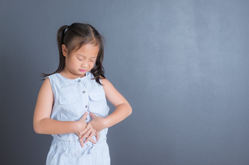 Bé gái cứ đến thứ Sáu lại đau bụng, đưa đi khám bác sĩ nói một câu khiến bố mẹ 'chết lặng'