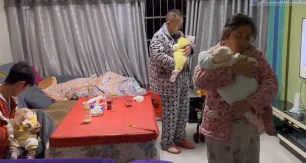 Nhìn cảnh cả nhà phờ phạc vì 3 em bé, ai dám bảo ở nhà chăm con là 'sướng'?
