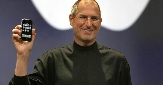 Hơn 10 năm sau khi qua đời, Steve Jobs vẫn truyền cảm hứng cho chúng ta thông qua 4 bài học điên rồ và thấm thía!