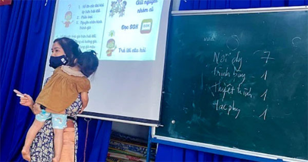 Xúc động hình ảnh cô giáo vừa bế con trên tay vừa giảng bài say sưa trên lớp
